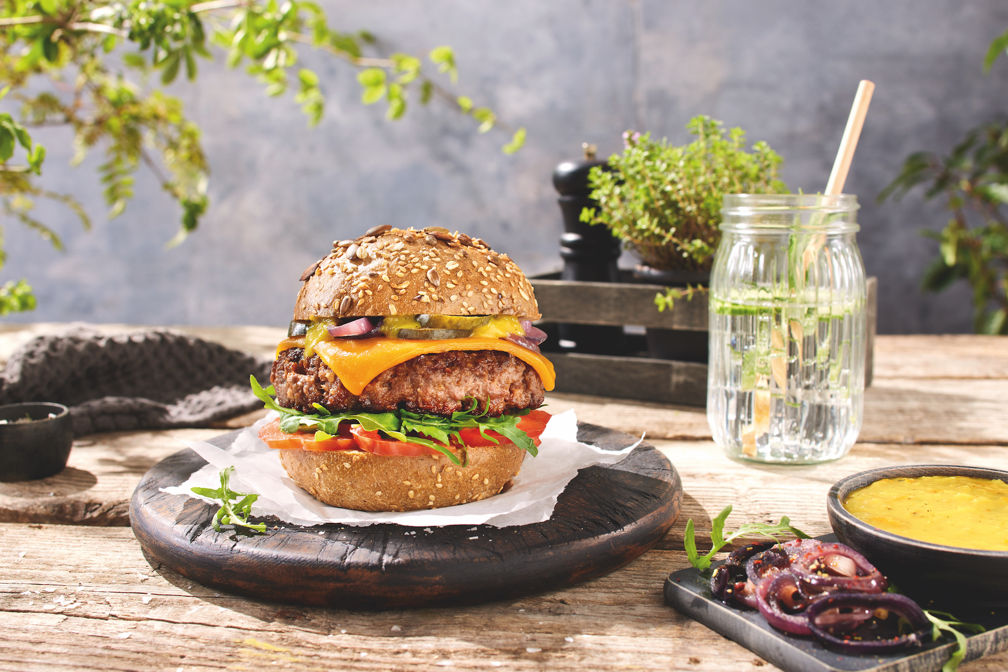 Amerikanische Burger mit karamellisierten Zwiebeln-image