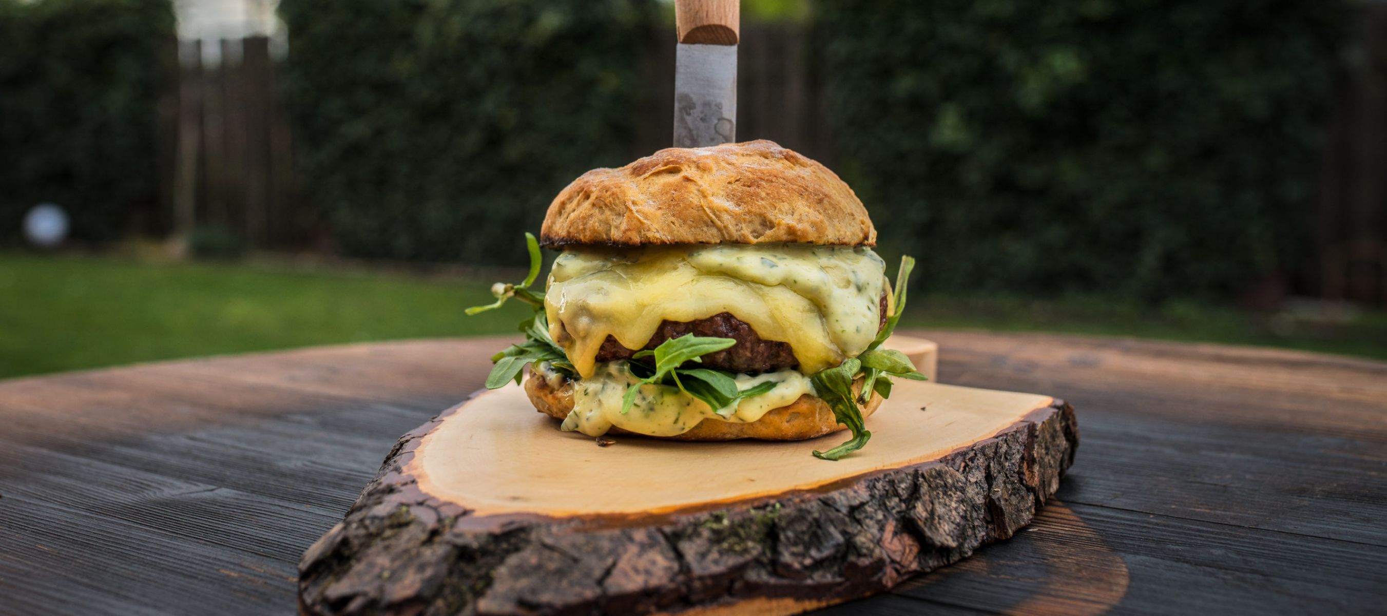 Vintage Cheddar Burger mit Estragon Mayonnaise Rezept einfach ...