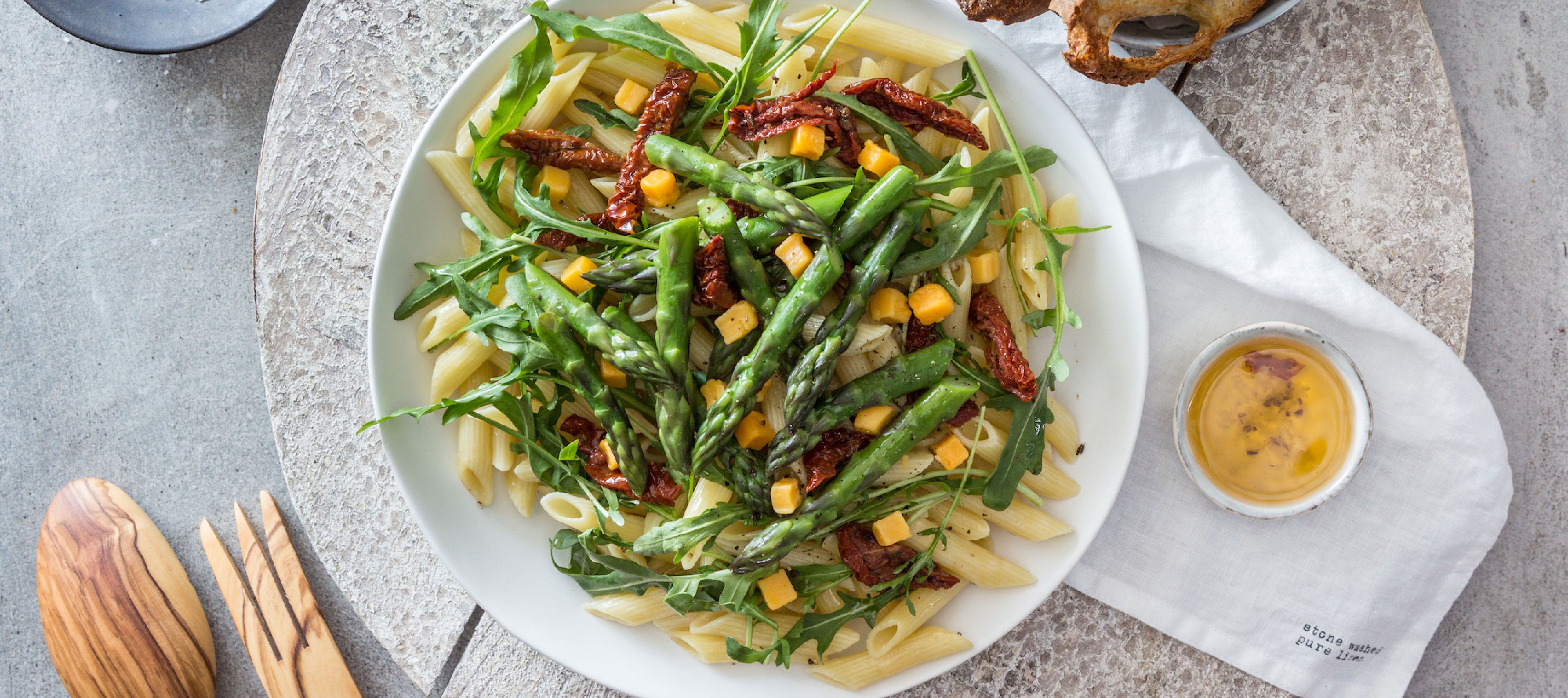 Penne-Rucola Salat mit Pasta-Flakes und getrockneten Tomaten Rezept ...