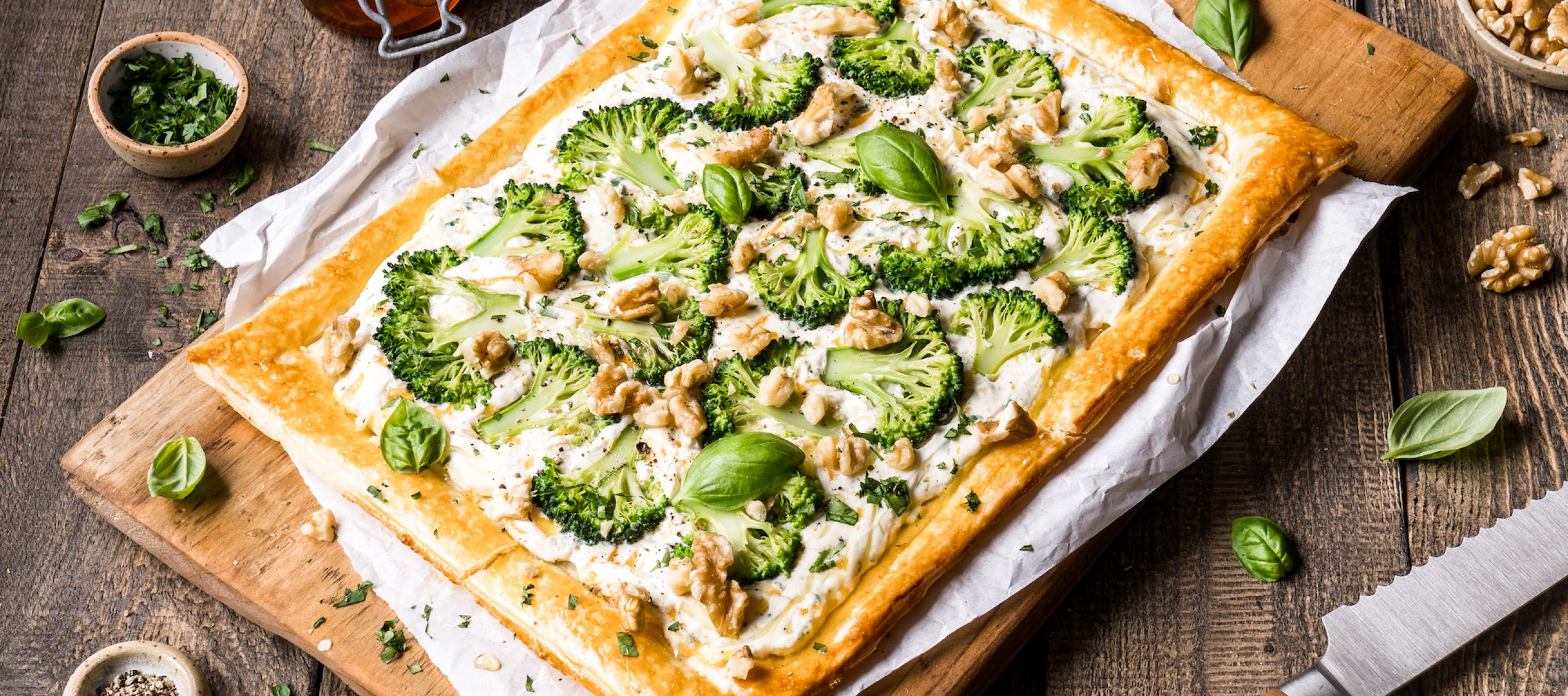 Herzhaft pikante Blätterteig Tarte mit Brokkoli, Käse & Walnüssen ... Herzhaft pikante Blätterteig Tarte mit Brokkoli, Käse & Walnüssen ...