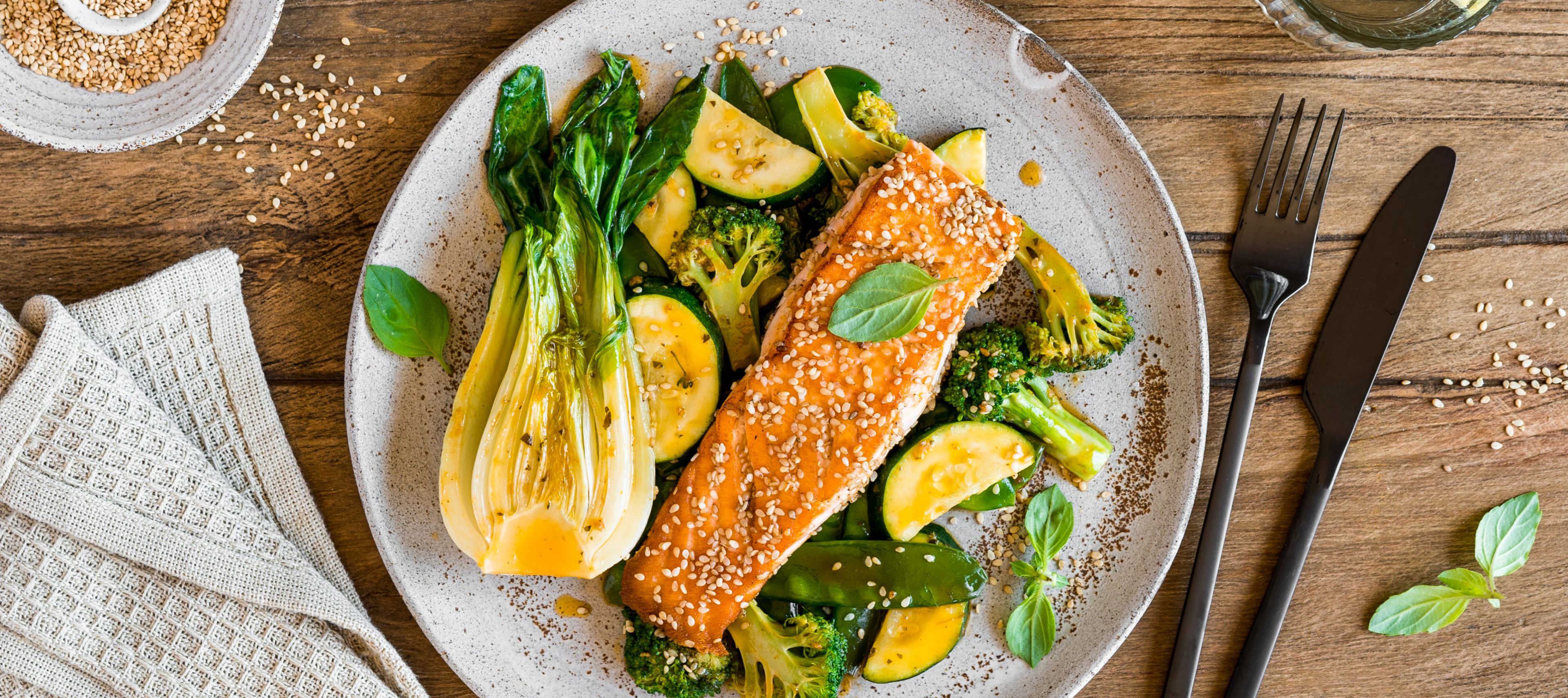 Gebratener Lachs mit Pak Choi und grünem Gemüse Rezept einfach ...