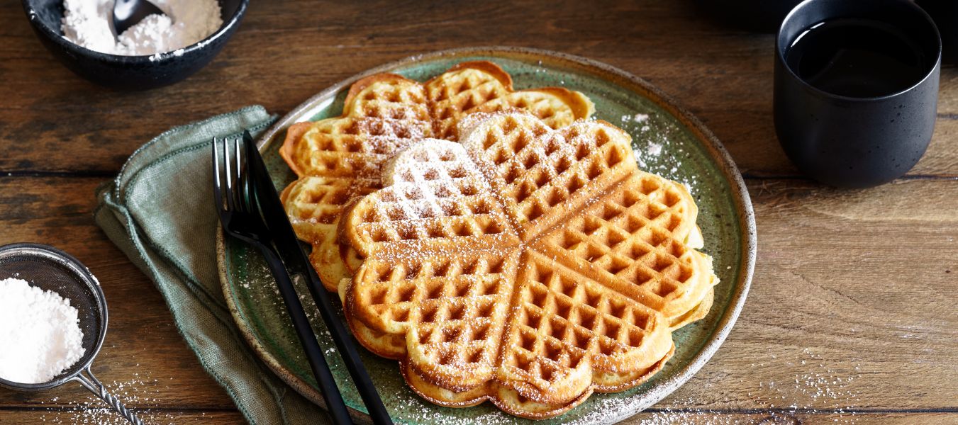 Klassische Waffeln mit Puderzucker Rezept einfach zubereitet - Kerrygold