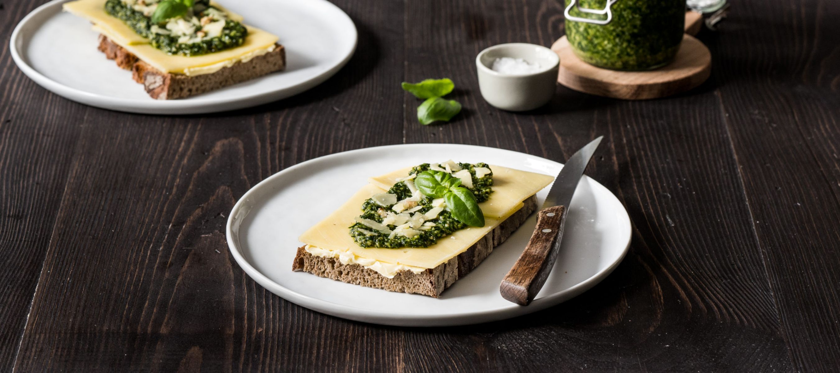 Belegtes Brot mit Vintage Cheddar und Rucola-Walnuss-Pesto Rezept ...