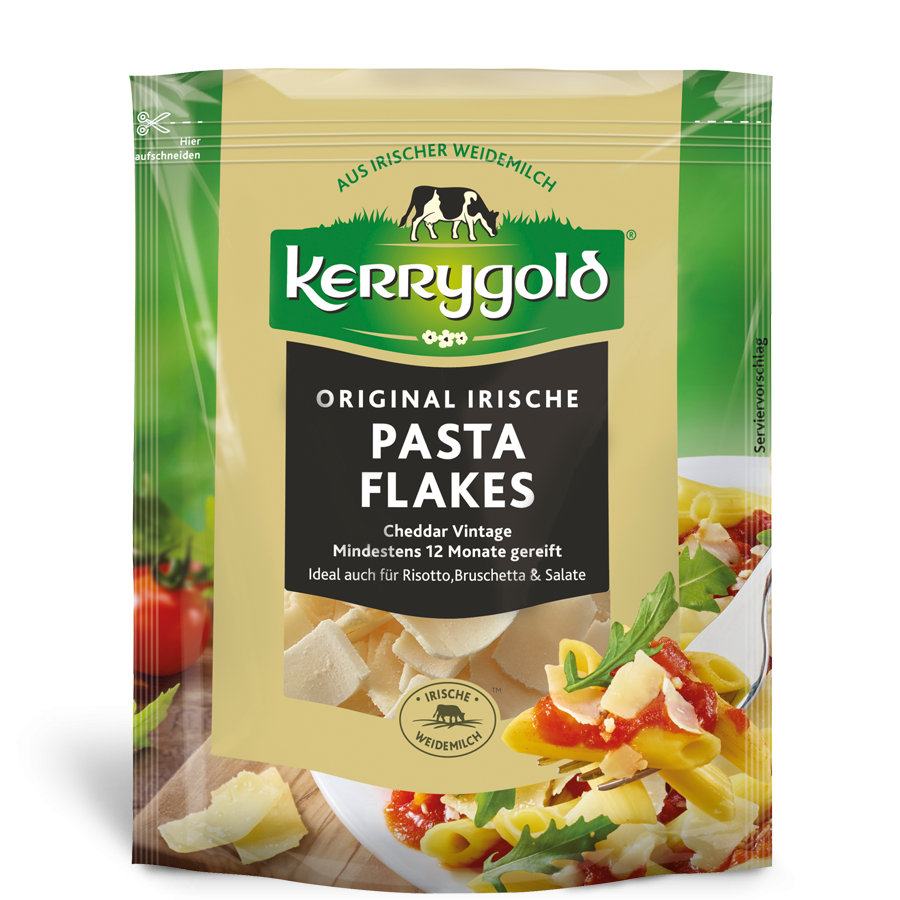 Eine Packung Kerrygold Original Irish Pasta Flakes mit 12 Monate gereiftem Cheddar-Käse. Die grün-beige Tüte präsentiert Pastagerichte mit aromatischen Pasta Flakes und einer Schale Käseflocken auf der Vorderseite.