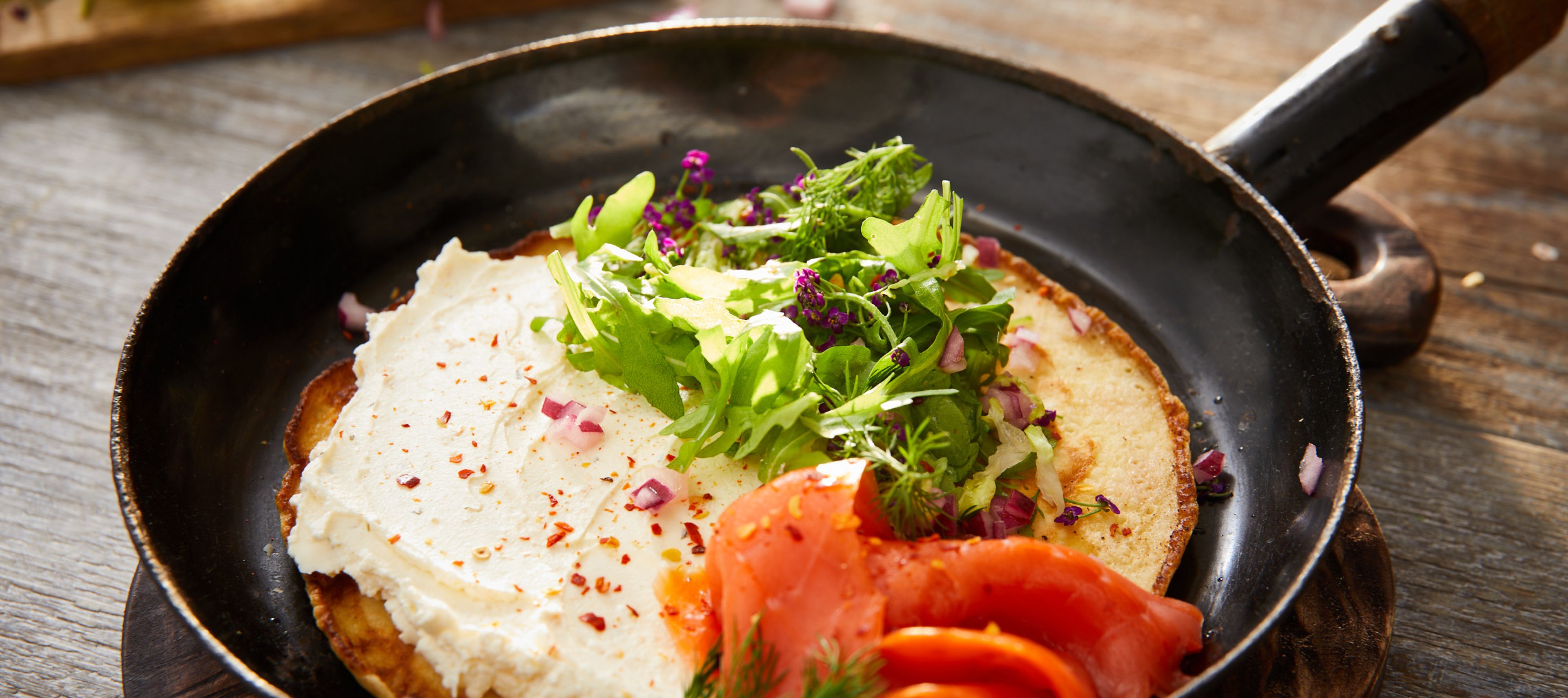 Buttermilch-Pfannkuchen mit Räucherlachs Rezept einfach zubereitet ...