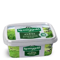 Ein rechteckiger silberfarbener Becher mit Kerrygold extra gesalzen aus Butter und Rapsöl. Auf dem Deckel ein grün-weißes Logo, grasenden Kühen auf grünem Gras und dem Hinweis: gekühlt streichzart.