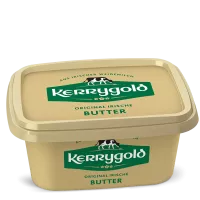 Ein rechteckiger Becher mit Kerrygold Original Irischer Butter im Becher mit goldenem Deckel und Behälter, mit grünen und weißen Etiketten und Text in Deutsch.