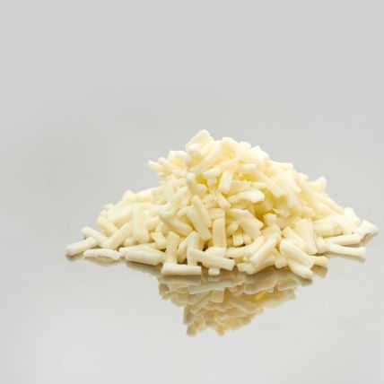 Ein kleiner Haufen geriebener Weißkäse, perfekt für Käseschmelzen, wird auf eine glatte, reflektierende Oberfläche mit einem schlichten hellgrauen Hintergrund gelegt.