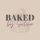 Logo mit dem Text „BAKED by Selina“ in Fettdruck und Schreibschrift auf beigem Hintergrund, mit der schwachen Umrisszeichnung eines mit Beeren garnierten Kuchens.