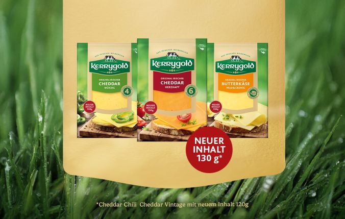 Drei Packungen Kerrygold Käse – Cheddar Chili, Cheddar Vintage und Butterkäse – werden auf gelbem Hintergrund über grünem Gras präsentiert, mit einem roten Etikett mit der Aufschrift „NEUER INHALT 130 g“ in dieser Produktkategorie.