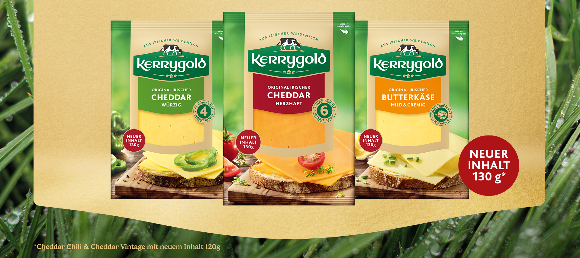 Drei Packungen Kerrygold-Scheibenkäse – Cheddar Würzig, Cheddar Herzhaft und Butterkäse Mild & Cremig – werden auf einem grünen Grashintergrund präsentiert, jede mit der Aufschrift „neuer Inhalt 130 g“ gekennzeichnet.