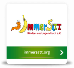 Logo für Immersatt Kinder- und Jugendtisch e.V., mit einem farbenfrohen, verspielten Text mit einer Banane und einer Cartoon-Raupe, darunter ein grüner Button mit der Aufschrift immersatt.org und einem weißen Pfeil.