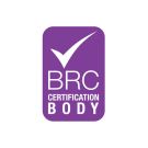 Ein violettes rechteckiges Logo mit einem weißen Häkchen über dem Schriftzug BRC CERTIFICATION BODY in fetter weißer Schrift.