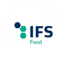 IFS Food Logo mit drei Sechsecken, die eine diagonale Linie auf der linken Seite bilden, und dem Text IFS in fetten blauen Buchstaben und Food in kleineren grünen Buchstaben auf der rechten Seite, alles auf einem weißen Hintergrund.