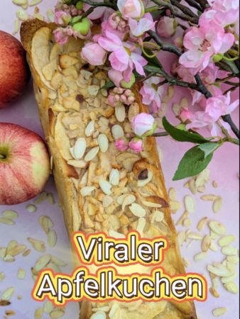 Rechteckiger Apfelkuchen mit Mandelblättchen auf der Oberfläche, dekorativ angerichtet auf einem rosa Untergrund. Daneben liegen zwei frische Äpfel und verstreute Mandelblättchen. Über dem Kuchen sind rosa Blütenzweige platziert. Im unteren Bereich steht der Text ‚Viraler Apfelkuchen‘ in gelber Schrift mit rotem Rand.