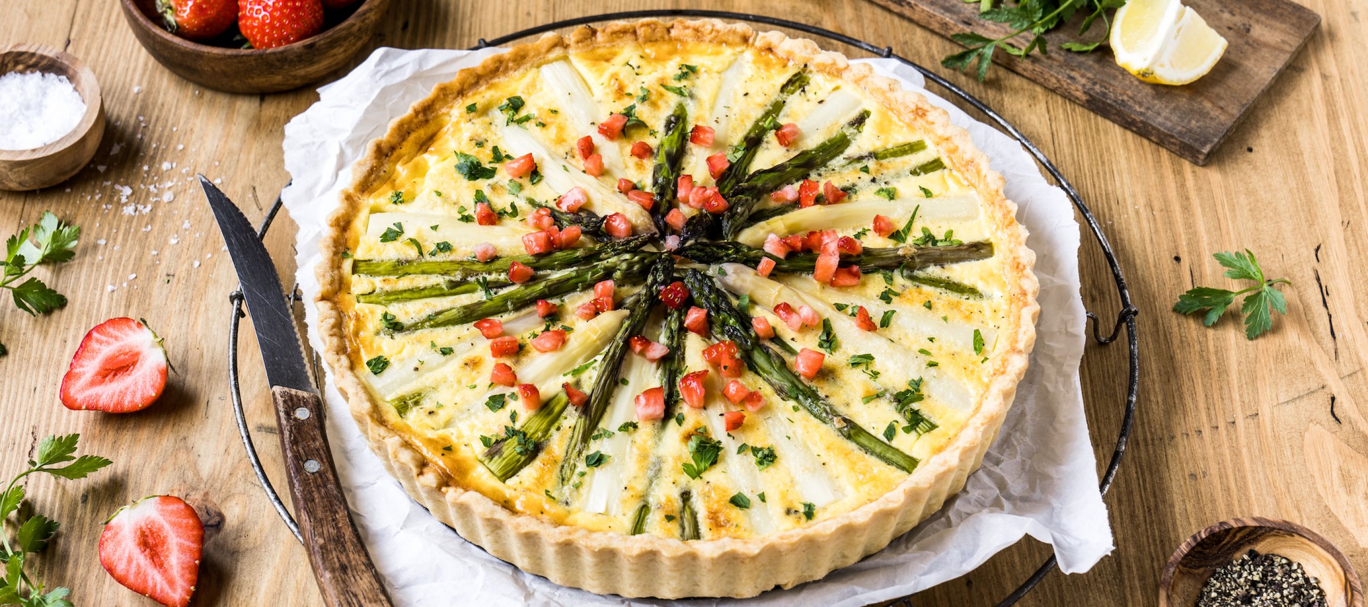 Spargelquiche mit Erdbeeren Rezept einfach zubereitet - Kerrygold