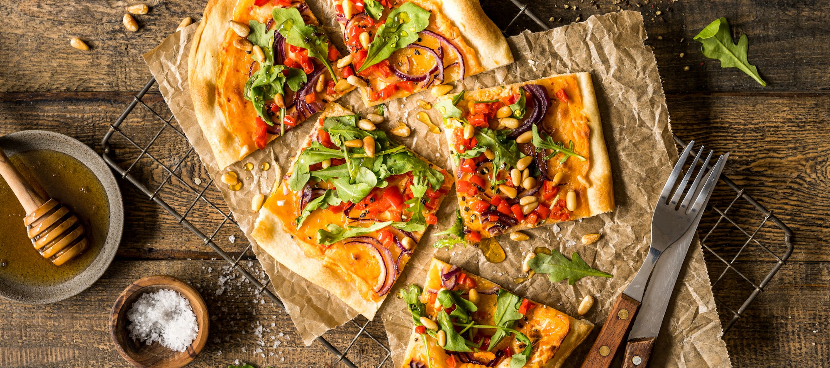 Paprika-Zwiebel-Flammkuchen mit Rucola Rezept einfach zubereitet ...