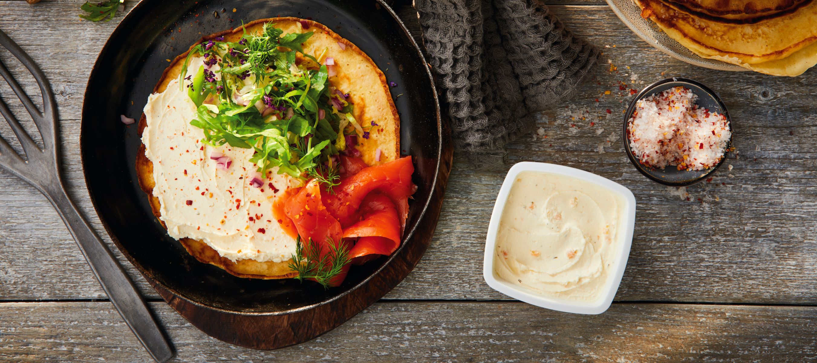Buttermilch-Pfannkuchen mit Räucherlachs Rezept einfach zubereitet ...